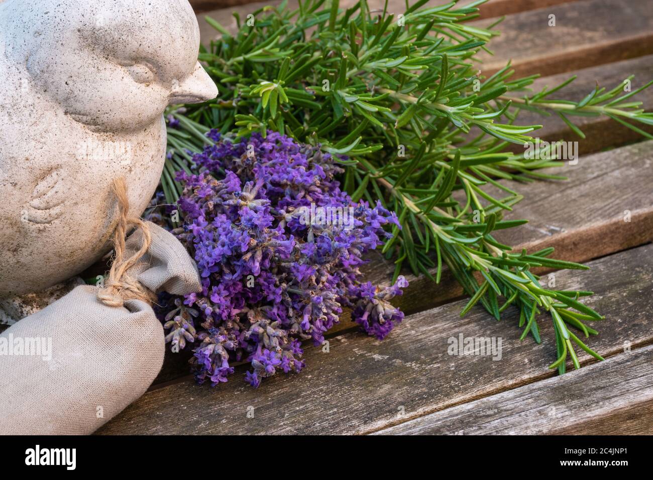 Fagotti di erbe aromatiche fresche e bustine profumate decorate all'esterno. Foto Stock