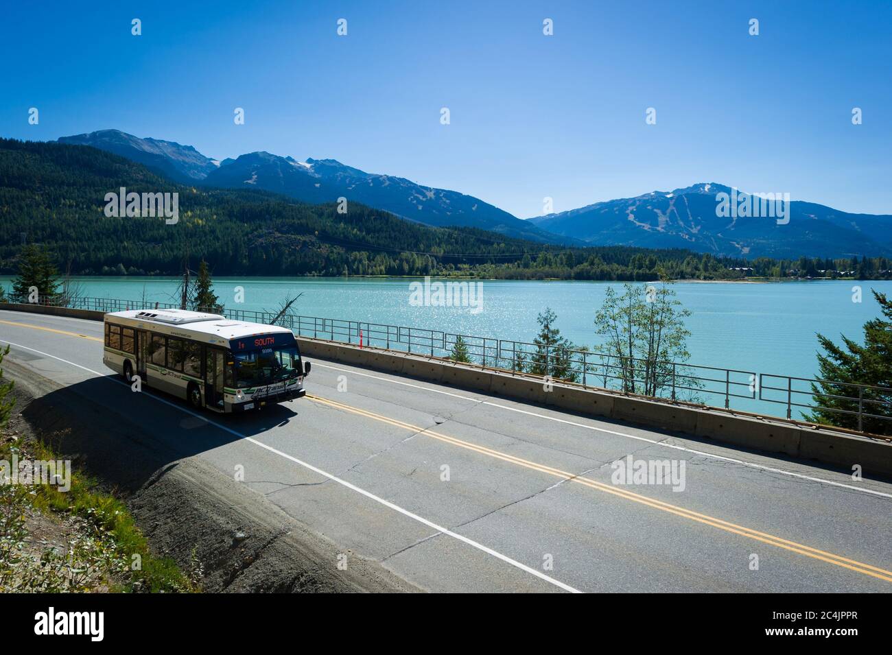 Whistler, BC, Canada: Autobus Whistler Transit sull'autostrada 99 – Stock Photo Foto Stock