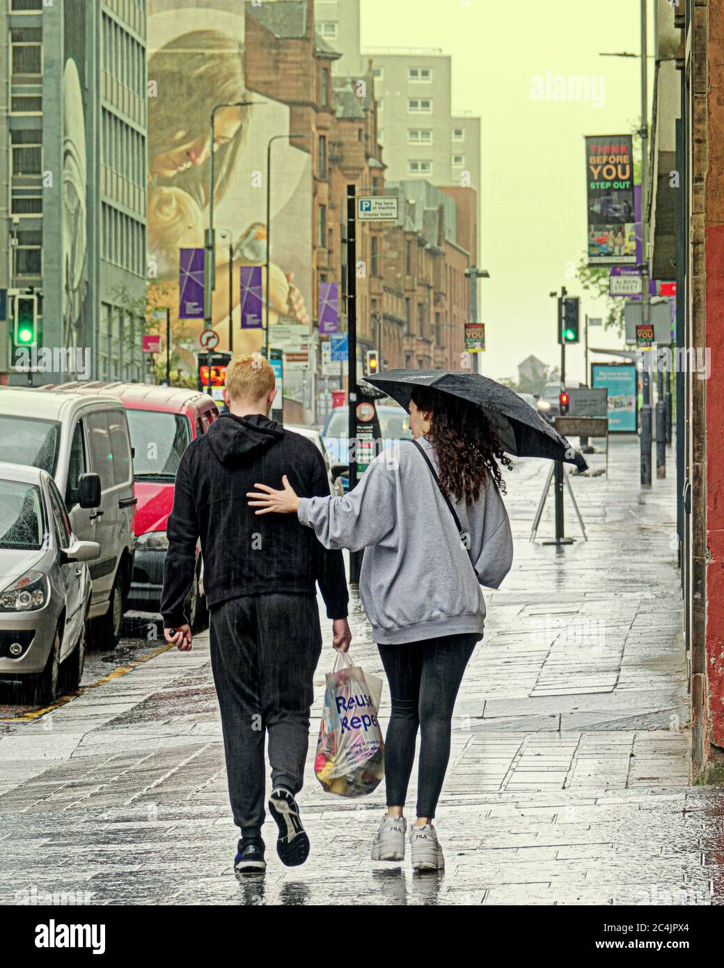 Glasgow, Scozia, Regno Unito 27 giugno 2020: Regno Unito Meteo: Pioggia pesante con il tocco estivo di essere caldo è caduto su una città brulicante con la polizia come la gente del posto ha andato circa il loro ombrello che tiene il commercio. Gerard Ferry/Alamy Live News Foto Stock