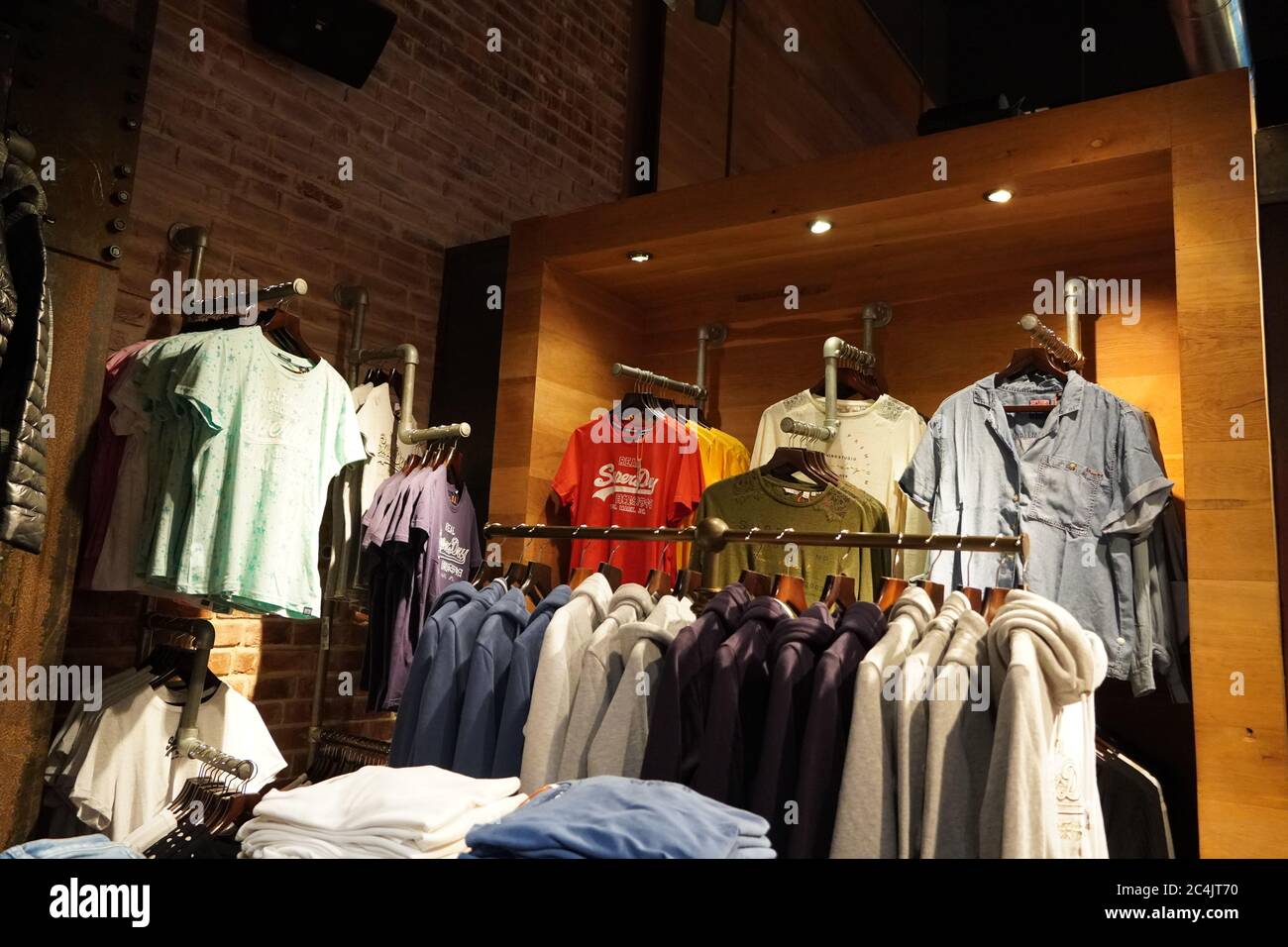 Dubai UAE Dicembre 2019 Abbigliamento in vendita all'interno del negozio di abbigliamento. Vista interna del negozio di abbigliamento Super Dry. Vista interna. Giacche Foto Stock