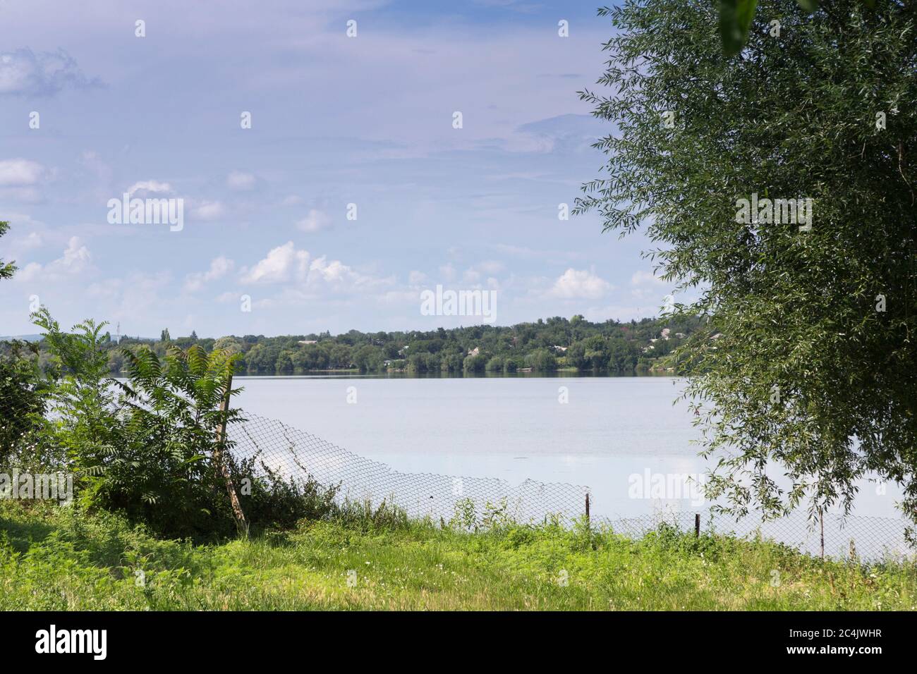 Splendido paesaggio estivo nell'ampio fiume. Vista sulla riva destra del fiume Dniester nel villaggio di Oxentea in Moldavia. Foto Stock