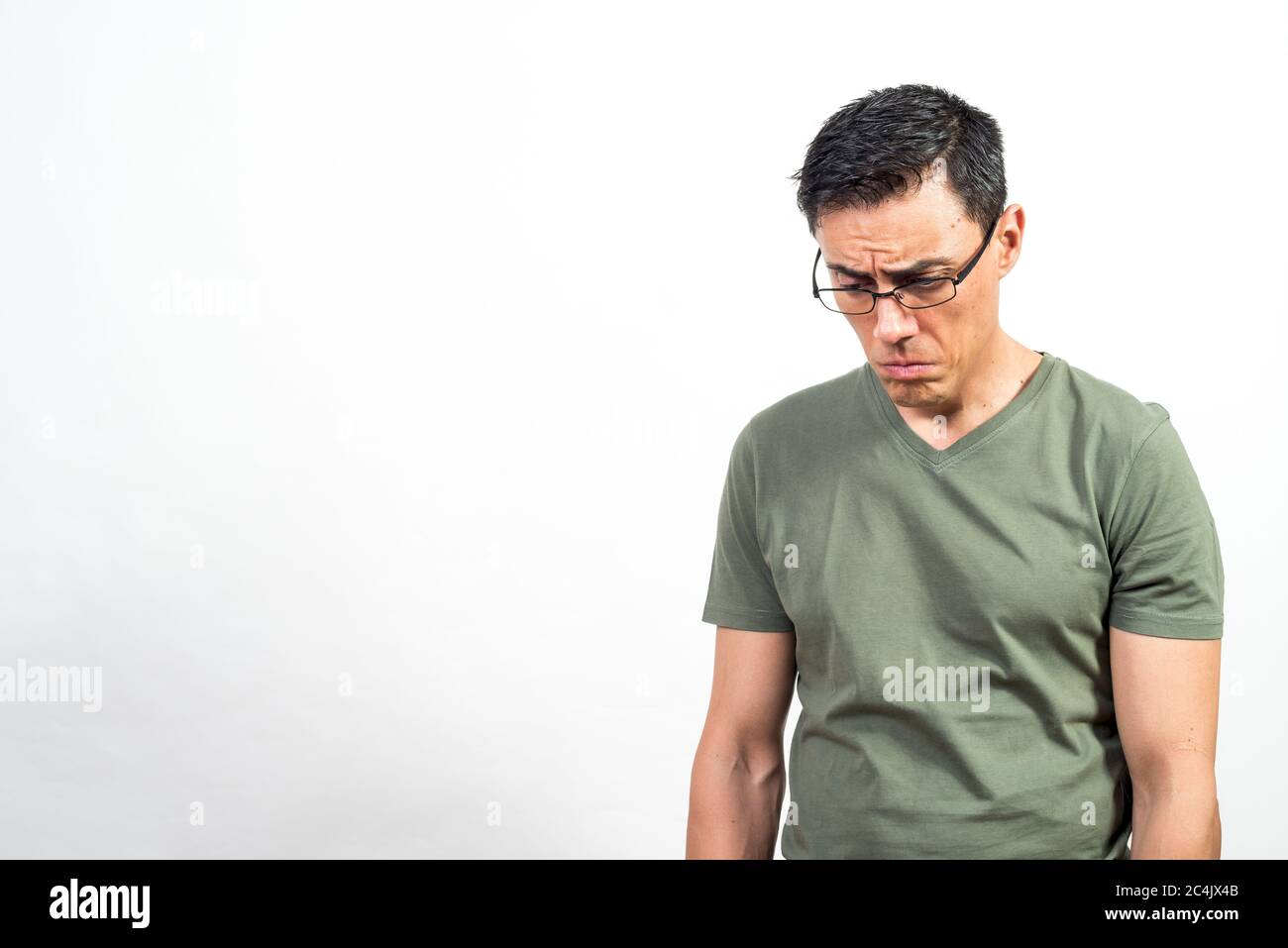 Uomo triste con gli occhiali. Scatto medio. Sfondo bianco. Foto Stock