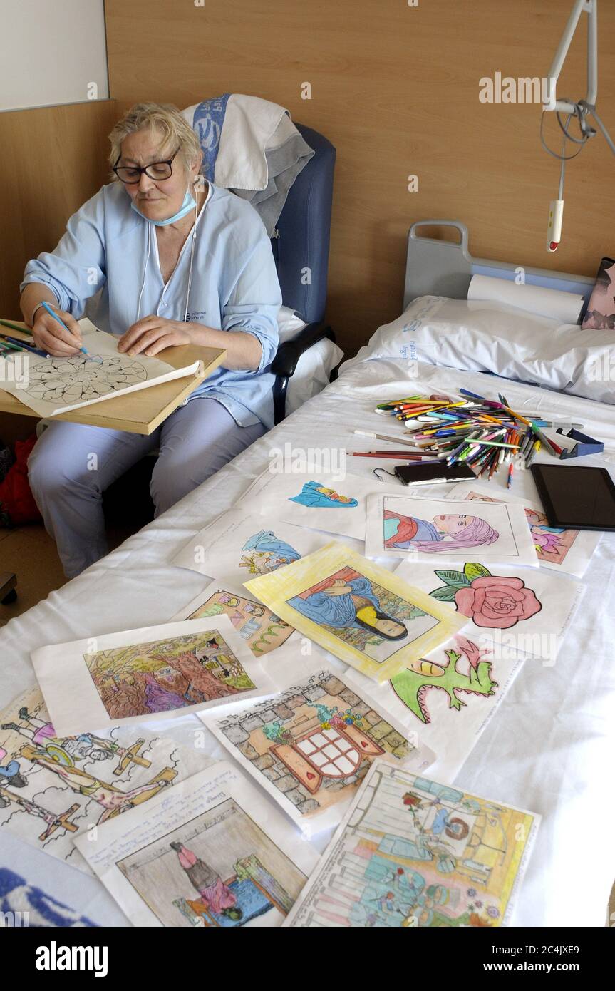 Donna ospedalizzata, trascorre il suo tempo libero a colorare mandala e altri disegni, aiutandola a rilassarsi e non pensare. Foto Stock
