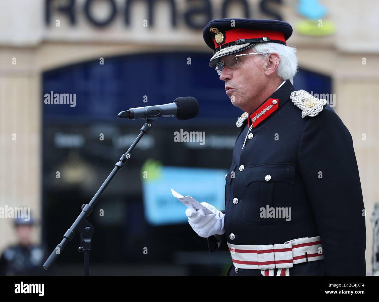 Lord Lieutenant del Berkshire, James Puxley parla durante una veglia in memoria di David Wails, Joseph Ritchie-Bennett e James Furlong, che sono stati uccisi nell'attacco terroristico di lettura a Forbury Gardens nel centro della città, poco prima delle 19:00 del 20 giugno. Foto Stock