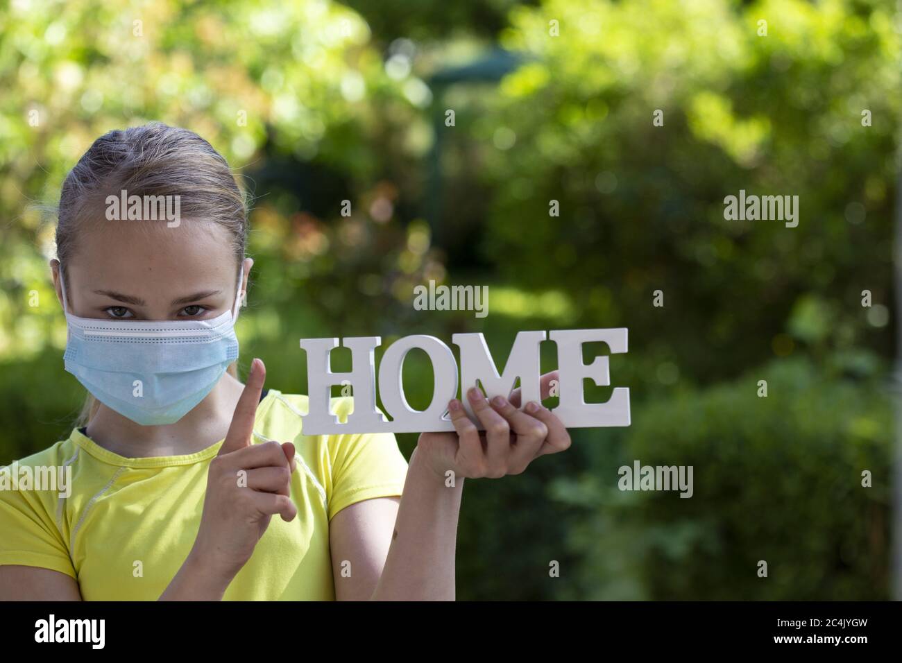 Ragazza (11) con protezione dal naso e scritta a casa, Kiel, Schleswig-Holstein, Germania Foto Stock