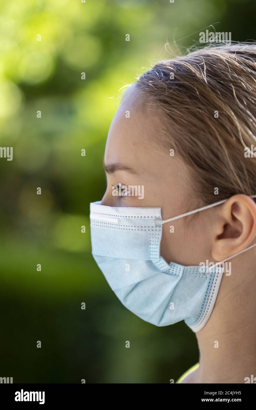 Ragazza (11) con protezione del naso, Kiel, Schleswig-Holstein, Germania Foto Stock