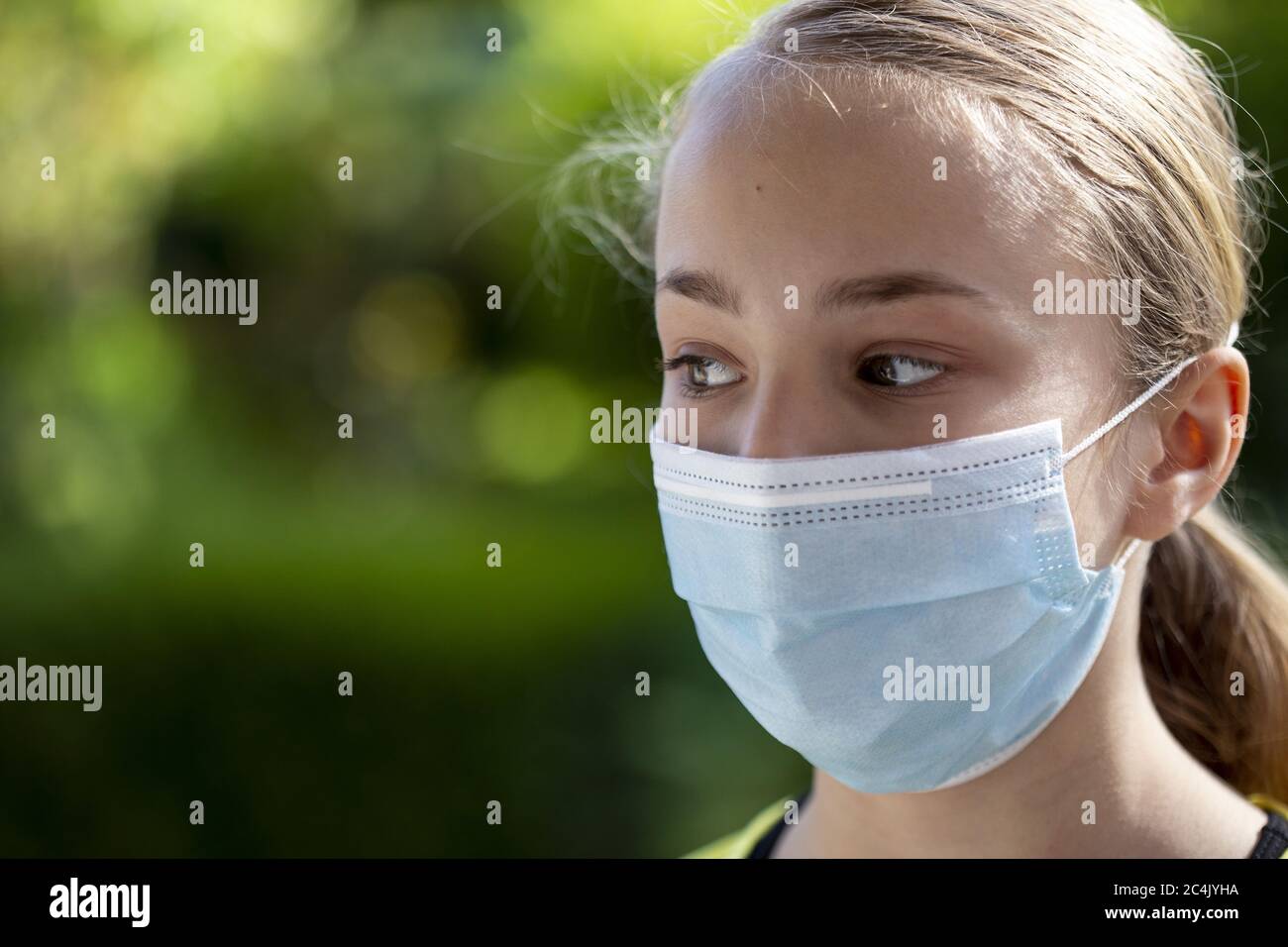 Ragazza (11) con protezione del naso, Kiel, Schleswig-Holstein, Germania Foto Stock