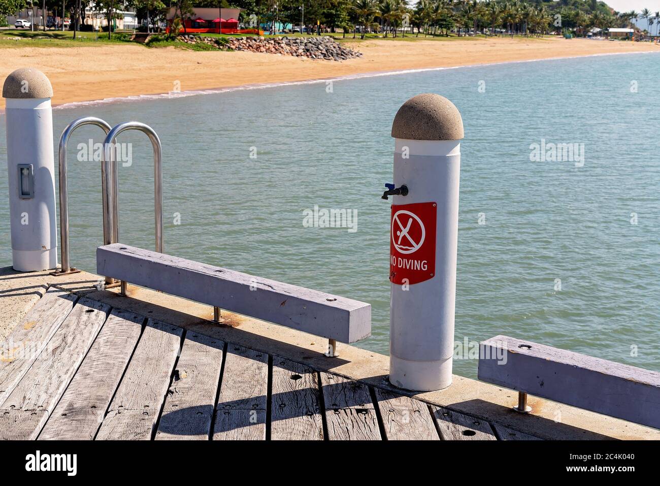 Non c'è un cartello per le immersioni e tocca un palo del molo di un molo costiero Foto Stock