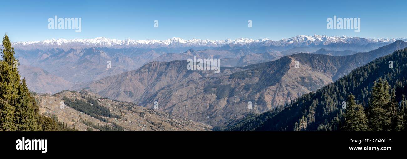 Shivalik gamma dell'Himalaya, Narkanda Valley, Himachal Pradesh - una vista panoramica della catena montuosa Shivalik, presa dal picco HATU Foto Stock