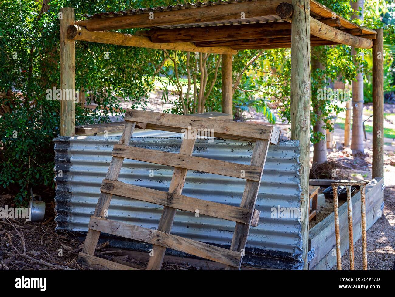 Una casa di cubby rovesciata per i bambini in un cortile di periferia Foto Stock