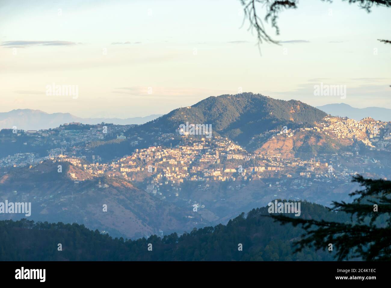 La città di Shimla vista da Chail Foto Stock