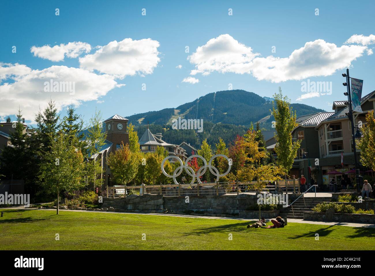 Whistler, BC, Canada: Bella giornata di autunno al Plaza Olimpico nel villaggio di Whistler - Stock Photo Foto Stock