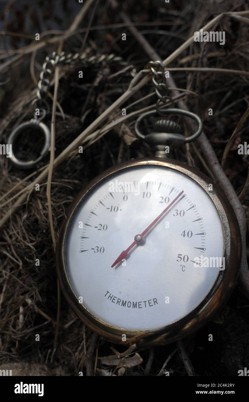 termometro vintage per misurare la temperatura dell'ambiente esterno Foto  stock - Alamy