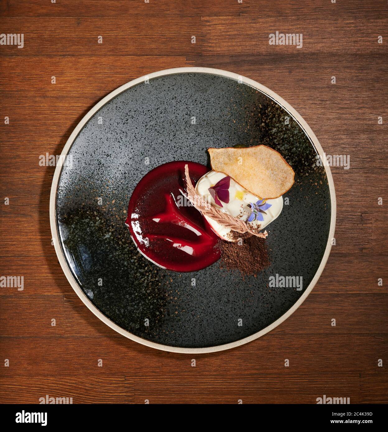 Panna cotta dolce leggero italiana sopra la vista dall'alto su un tavolo di legno Foto Stock