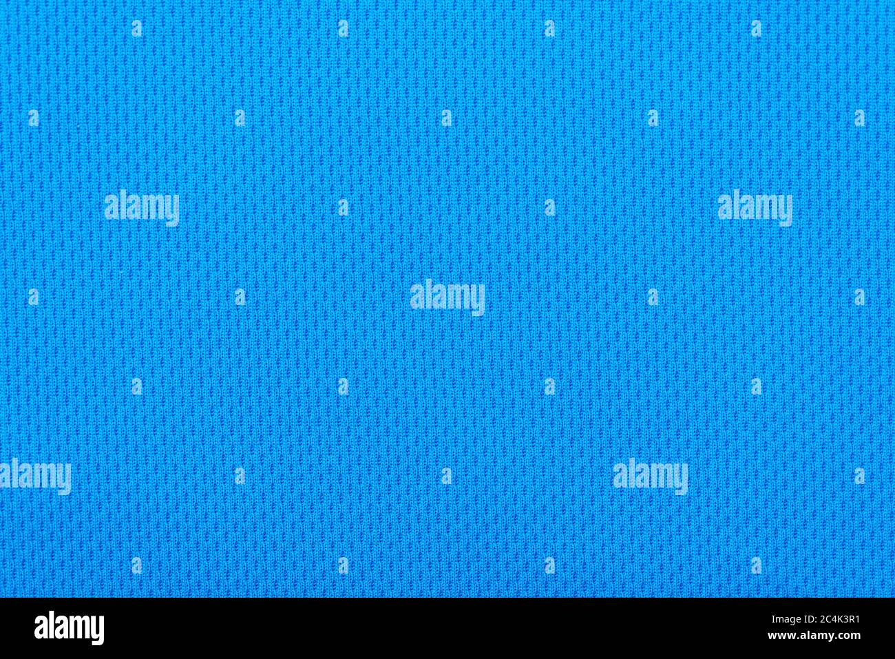 Superficie liscia di una t-shirt sportiva in poliestere blu come sfondo o struttura Foto Stock