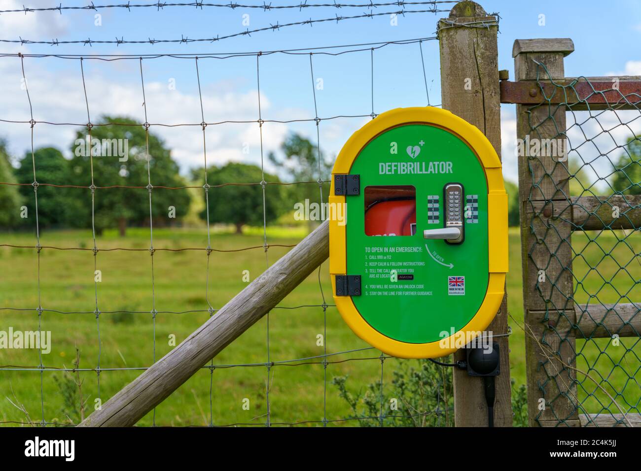 defibrillatore su una recinzione nel paese Foto Stock