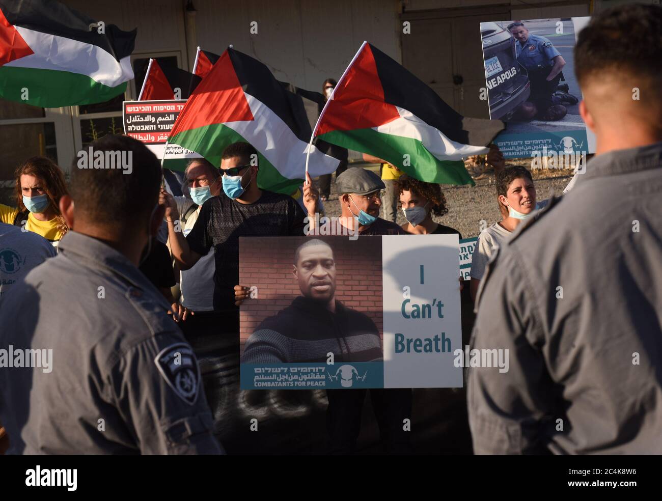 Almog Junction, Gaza. 27 Giugno 2020. Un uomo ha un poster di George Floyd durante una protesta di palestinesi e israeliani contro il piano di Israele di annettere parti della Cisgiordania alla giunzione di Almog vicino a Gerico in Cisgiordania sabato 27 giugno 2020. Il primo ministro israeliano Benjamin Netanyahu afferma che gli insediamenti ebraici nei territori palestinesi potrebbero essere annessi da Israele già dal 1° luglio. Foto di Debbie Hill/UPI Credit: UPI/Alamy Live News Foto Stock