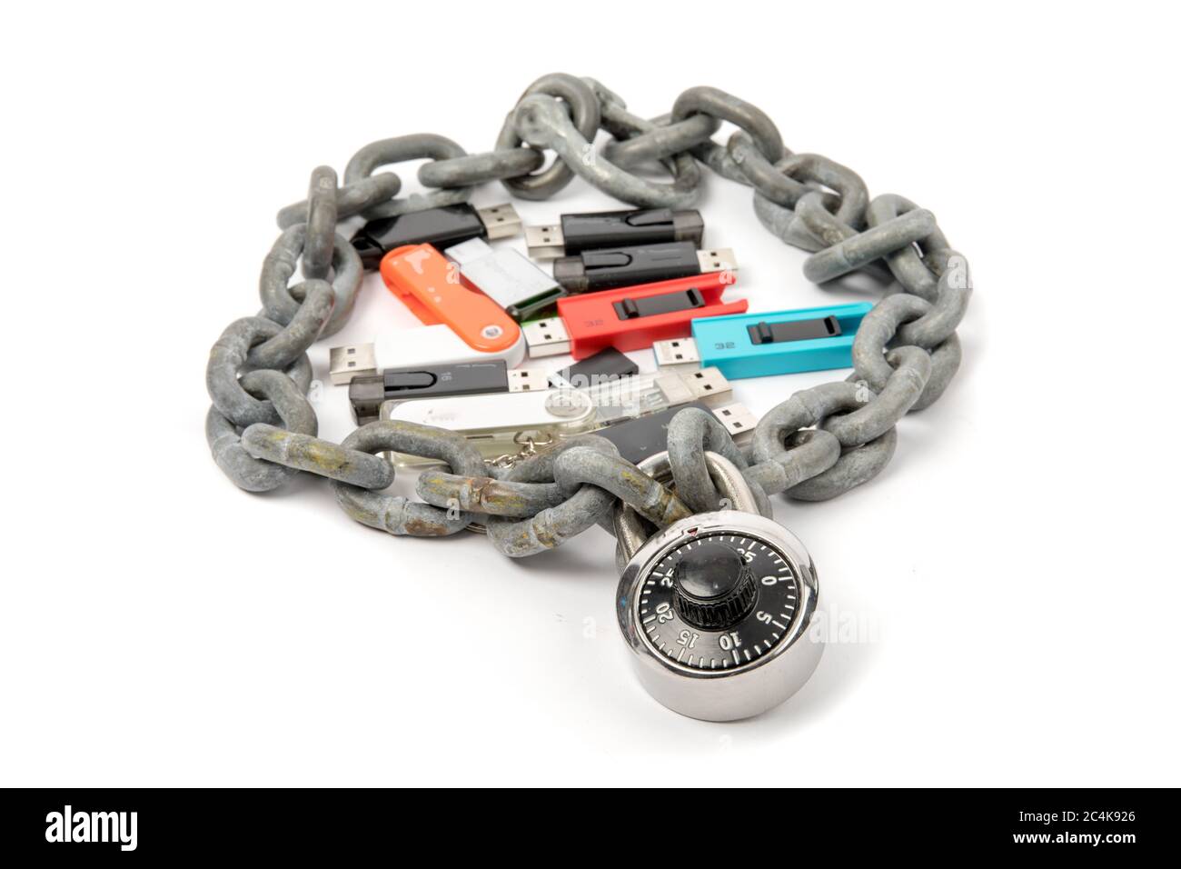 Sicurezza del computer - una catena e un blocco intorno a una raccolta di chiavi di memoria USB colorate Foto Stock