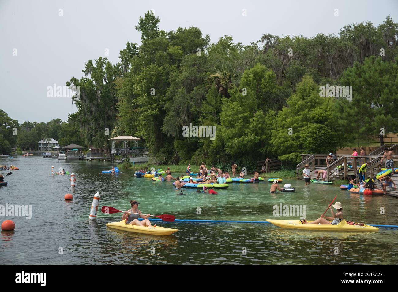 Varie attività acquatiche al parco della contea di KP Hole lungo il fiume Rainbow a Dunnellon, Florida. Persone che godono del canale fluviale in acqua di primavera nel Nord CE Foto Stock