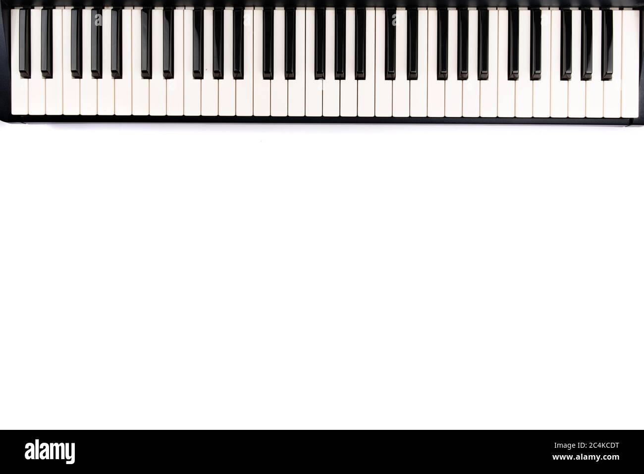 la tastiera completa di 61 tasti di una tastiera elettronica a piano su sfondo bianco Foto Stock