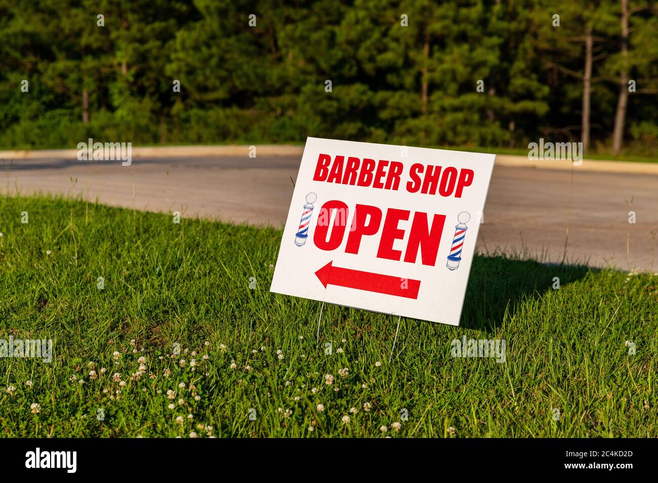 Bright Barber Shop Open Sign, all'esterno con spazio per fotocopie Foto Stock