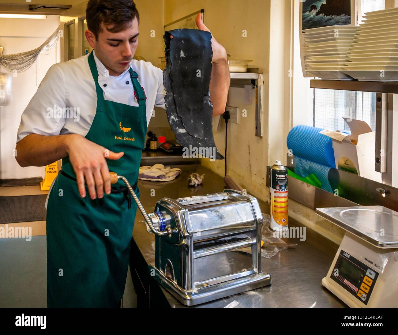 Salvatore Piacente, anche laureato alla Scuola di cucina di Santa Maria, dove José Graziosi ha imparato la sua professione, stende la pasta. Endsleigh Hotel a West Devon, Inghilterra Foto Stock