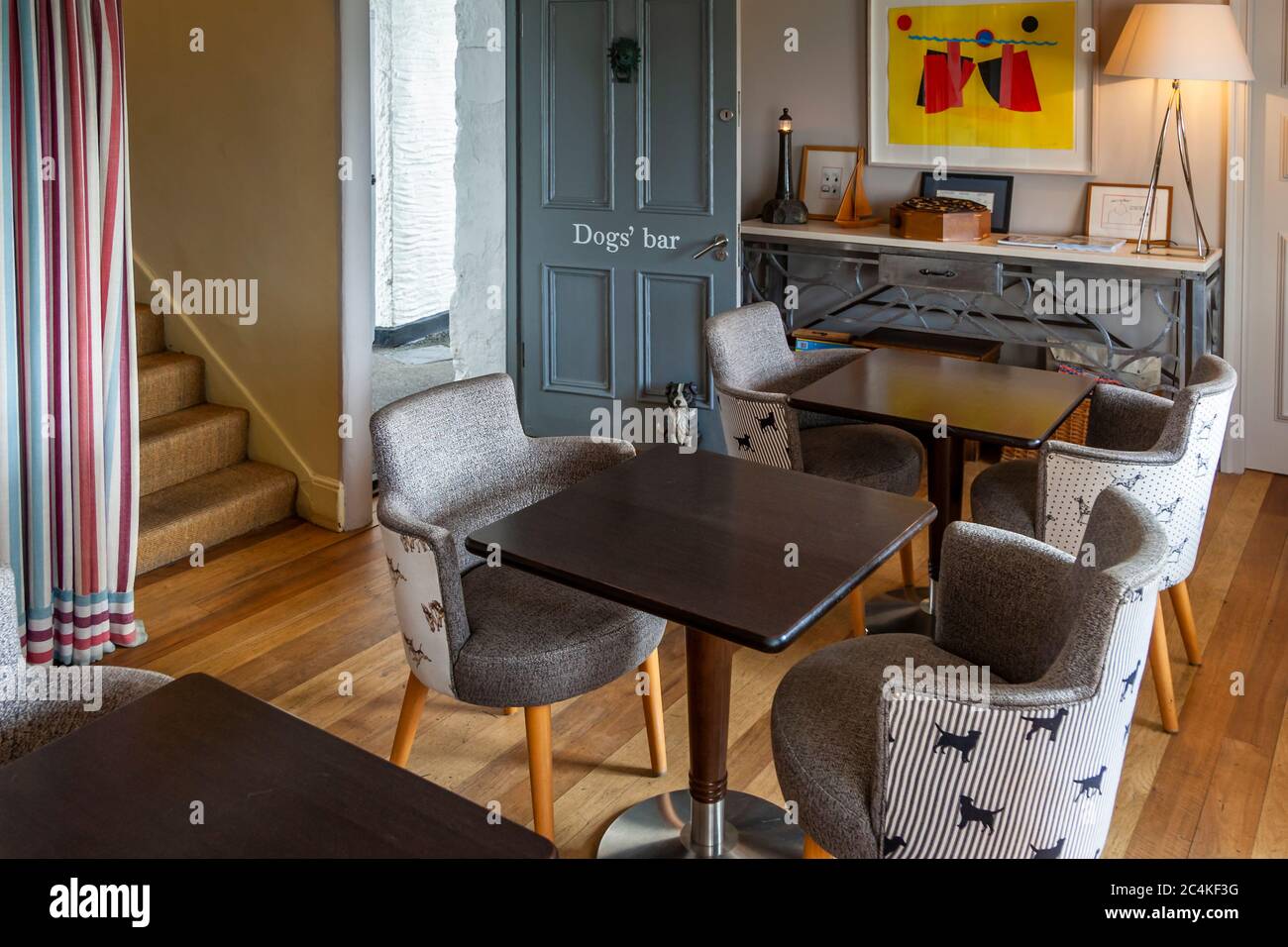 Se il cane e il proprietario sono inseparabili, il Dogs-Bar, dove il cibo del ristorante è servito su richiesta, è il posto giusto nell'Hotel Tresanton Foto Stock