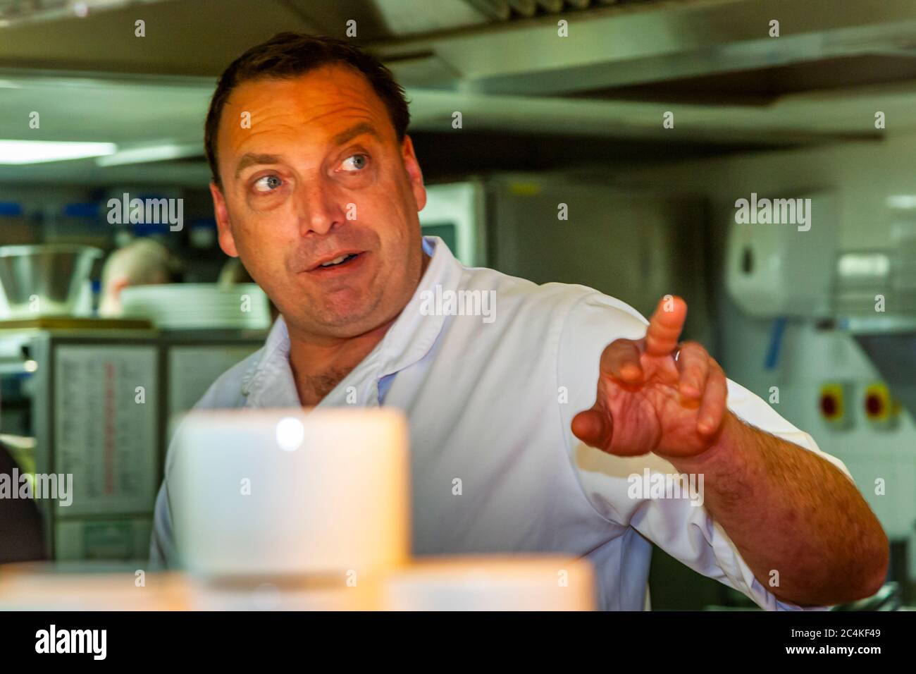 Paul Wadham ha molto da fare all'Hotel Tresanton, quindi il posto migliore per parlare è nella cucina di Tresanton Foto Stock
