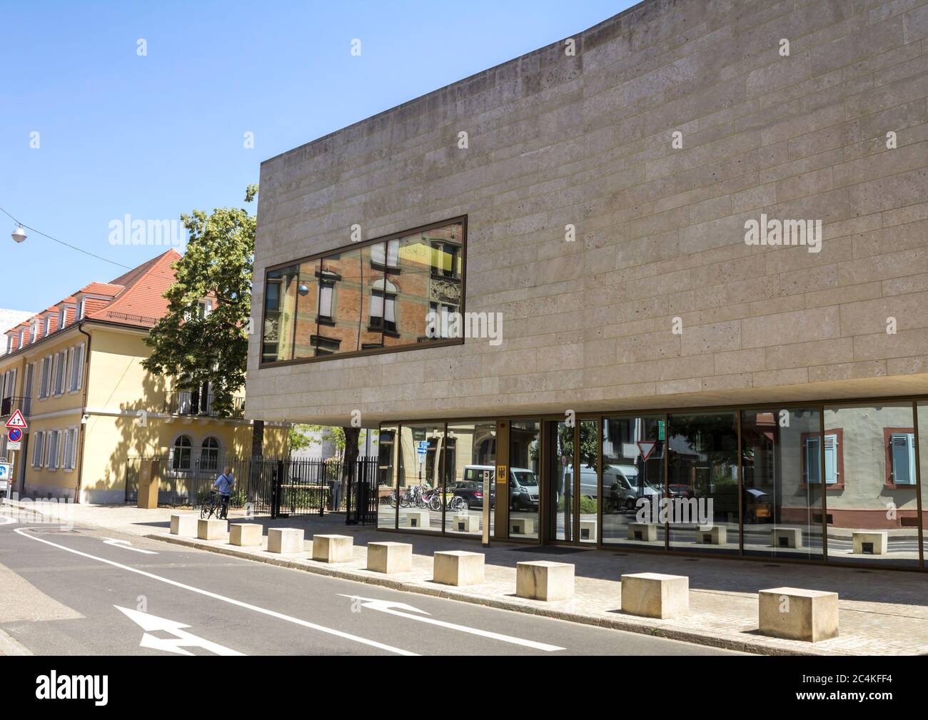 Karlsruhe, Germania - 4 luglio 2019: Segno all'entrata della Corte federale di giustizia a Karlsruhe, Germania - Bundesgerichtshof - BGH - è il massimo Foto Stock