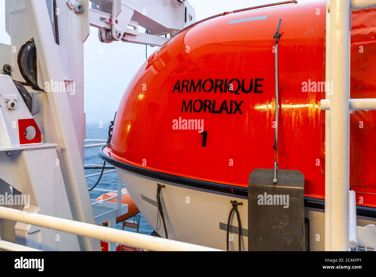 L'Armorique di Brittany Ferries porta barche di salvataggio contrassegnate "Armorique, Morlaix" – il suo porto di casa ufficiale – visibili qui durante la traversata verso Roscoff, Francia. Foto Stock
