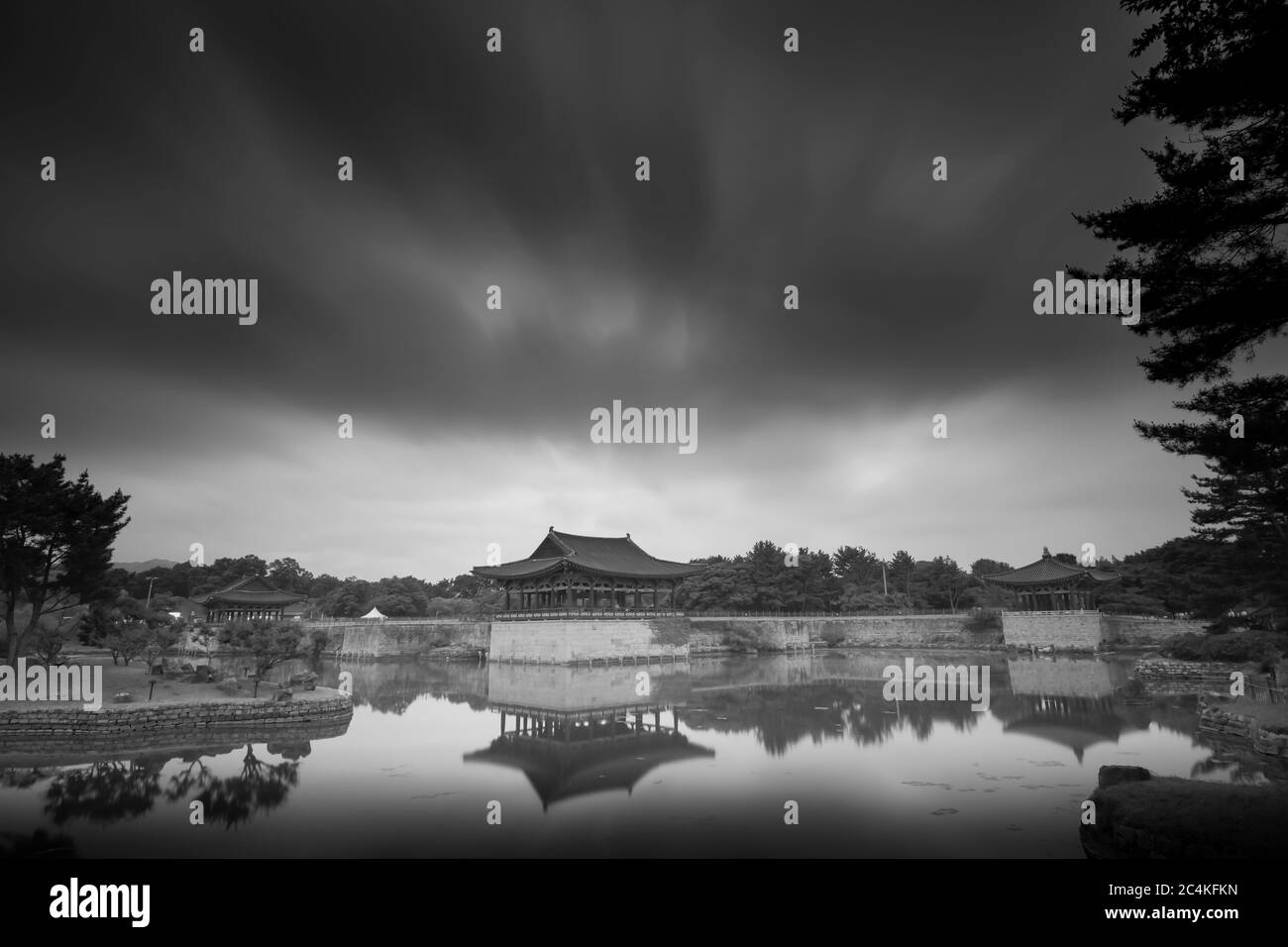 Foto Bianco e nero : bella vista notturna di Donggung e Wolji (stagno di Anapji) con cielo nuvoloso a Gyeongju, Corea, 19 giu 2020 Foto Stock