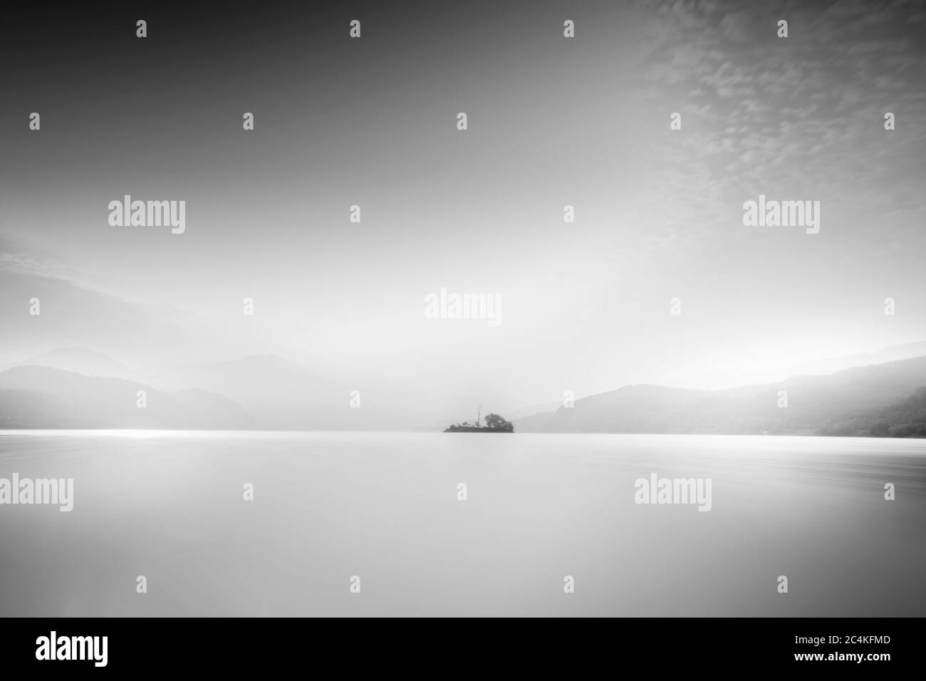 Foto Bianco e nero, bellissimo paesaggio di piccola isola nel lago al mattino nebbiosa con lunga esposizione, Dumulmeori, Yangpyeong-gun, Corea Foto Stock