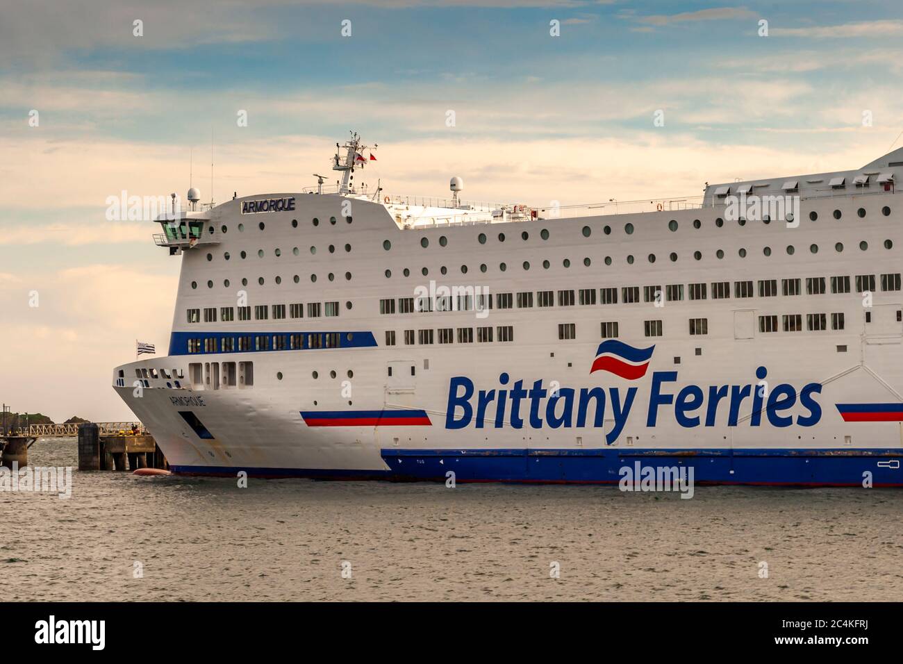 La prua dell'Armorique di Brittany Ferries, con il nome della nave e il ponte di navigazione visibili, si trova nel porto di Plymouth, Inghilterra. La nave, in servizio dal 2009, prende il nome da una regione della Bretagna e si traduce come “la terra di fronte al mare”. Foto Stock