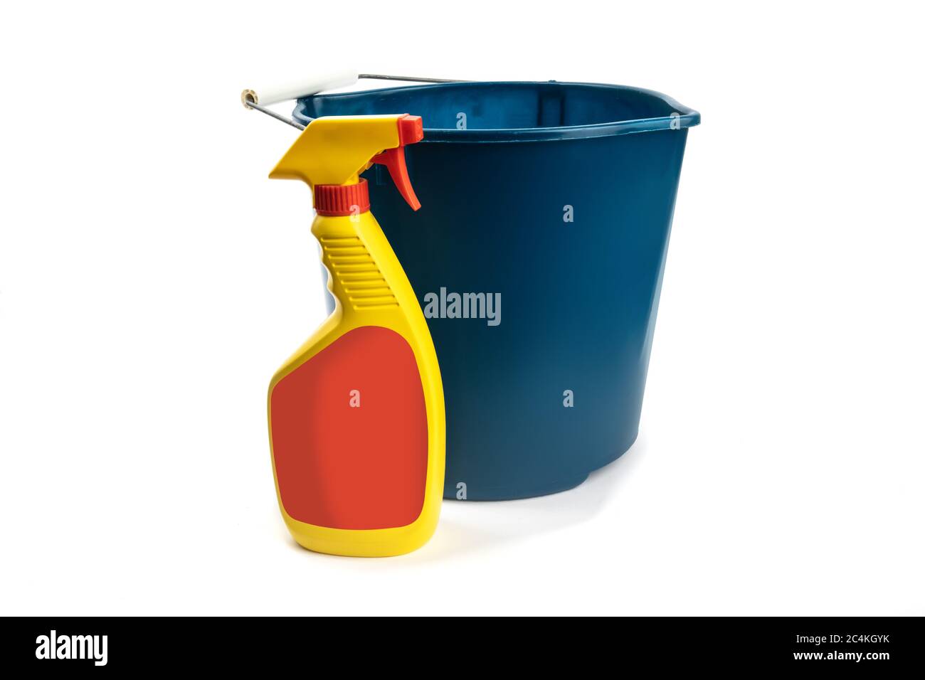 una bottiglia spray disinfettante giallo brillante e un secchio blu per la  pulizia isolato su bianco Foto stock - Alamy