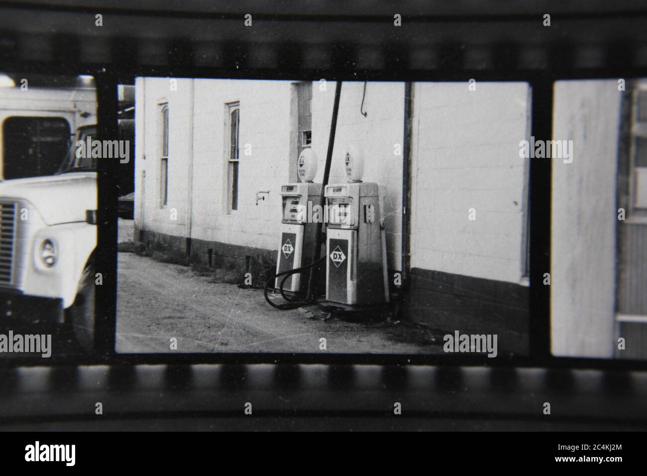 Fine anni '70 vintage nero e bianco stile di vita fotografia di una coppia pompe di carburante sul lato del vicolo. Foto Stock