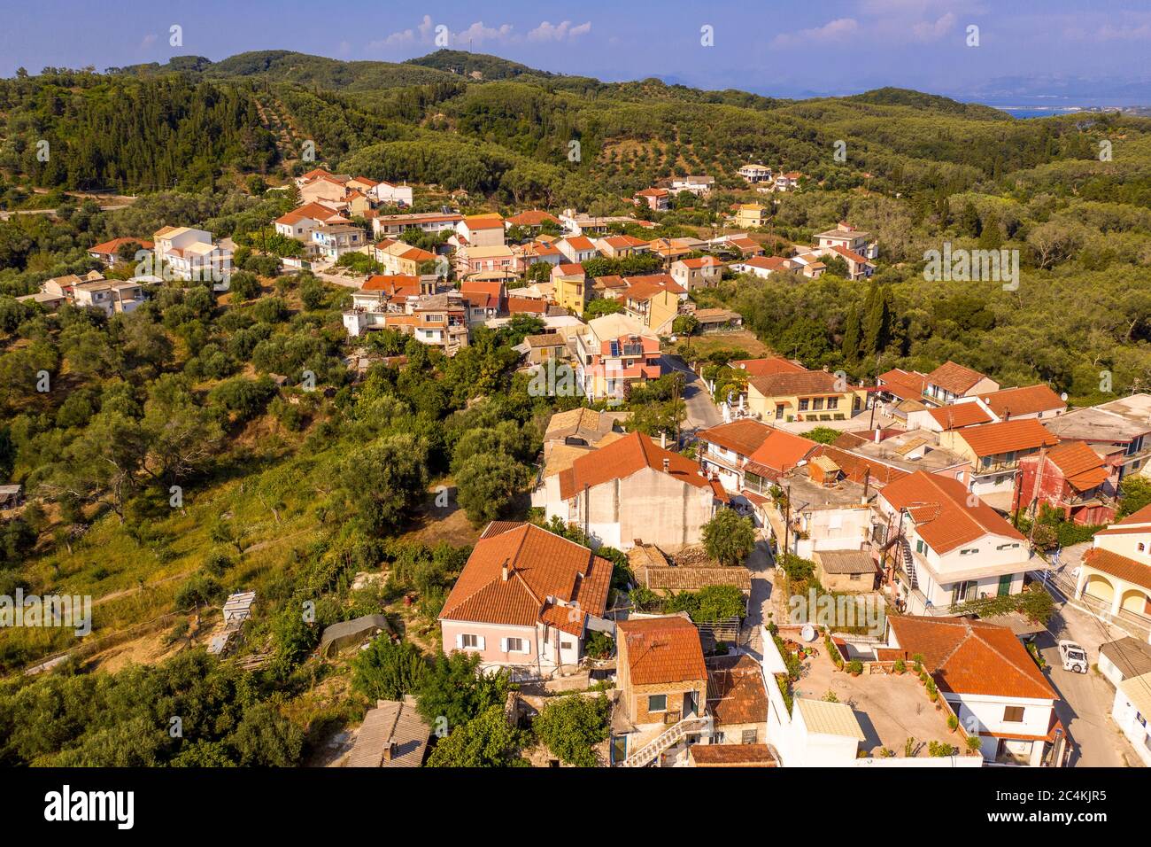 Tetti in terracotta in un villaggio greco idilliaco, vista aerea Foto Stock
