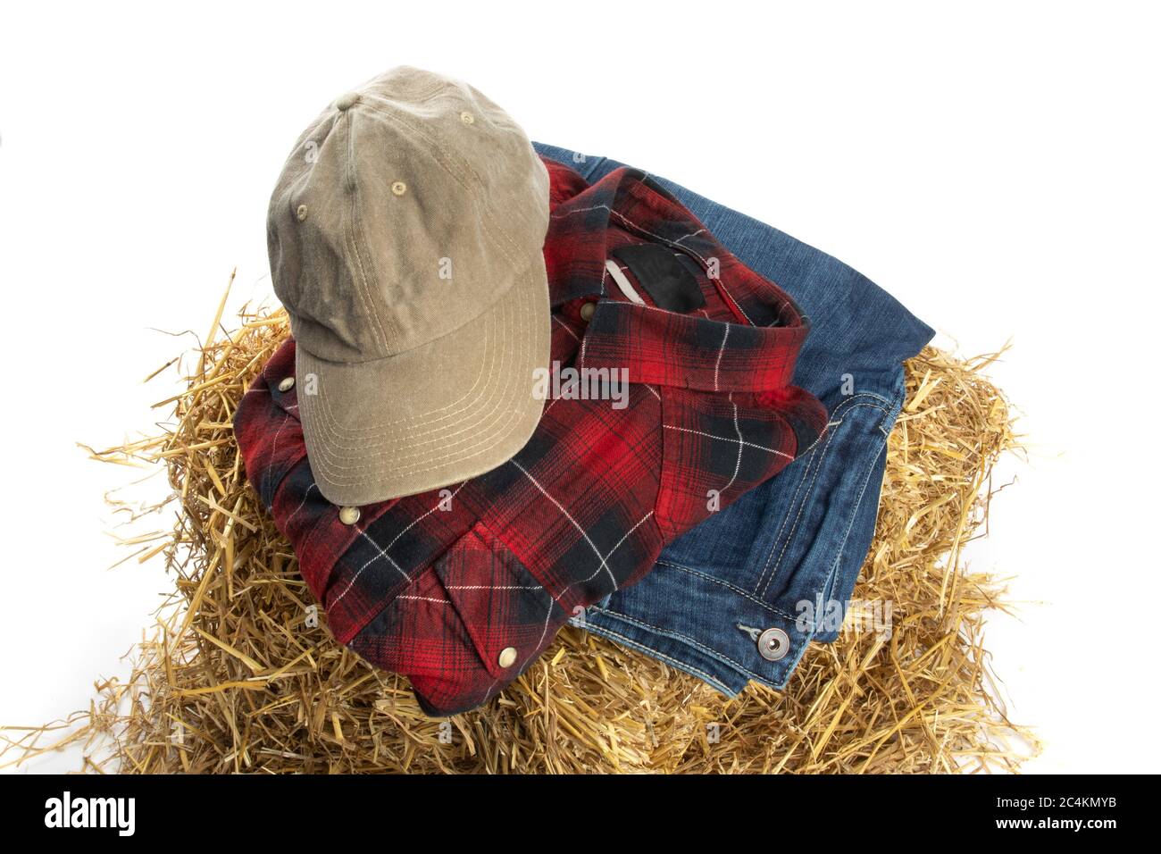 moda in azienda, un cappello marrone, jeans blu denim e una camicia rossa a pagamento isolata su bianco Foto Stock