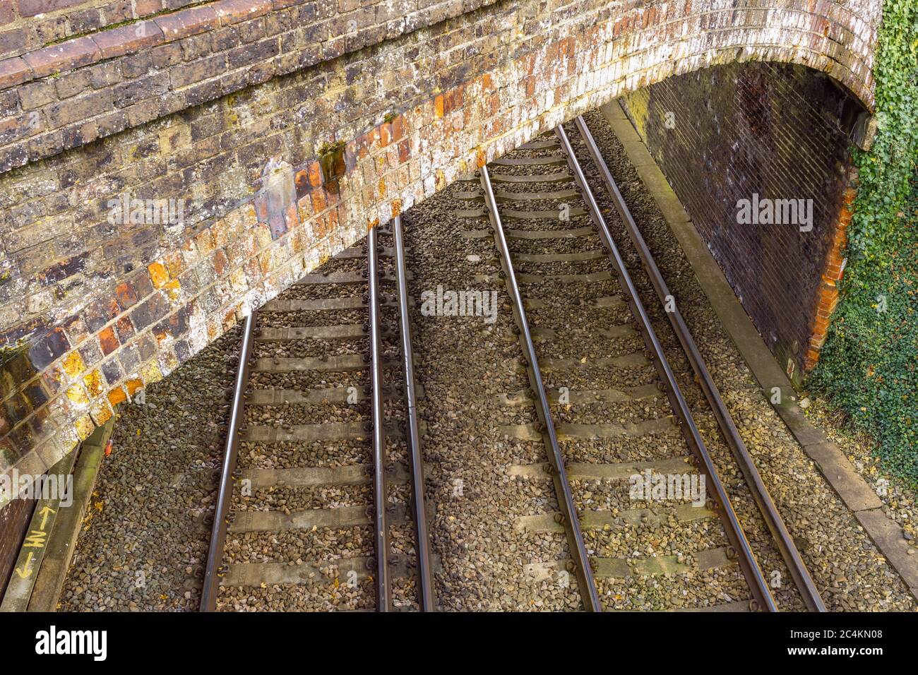 Ponte ferroviario su binari vuoti Foto Stock
