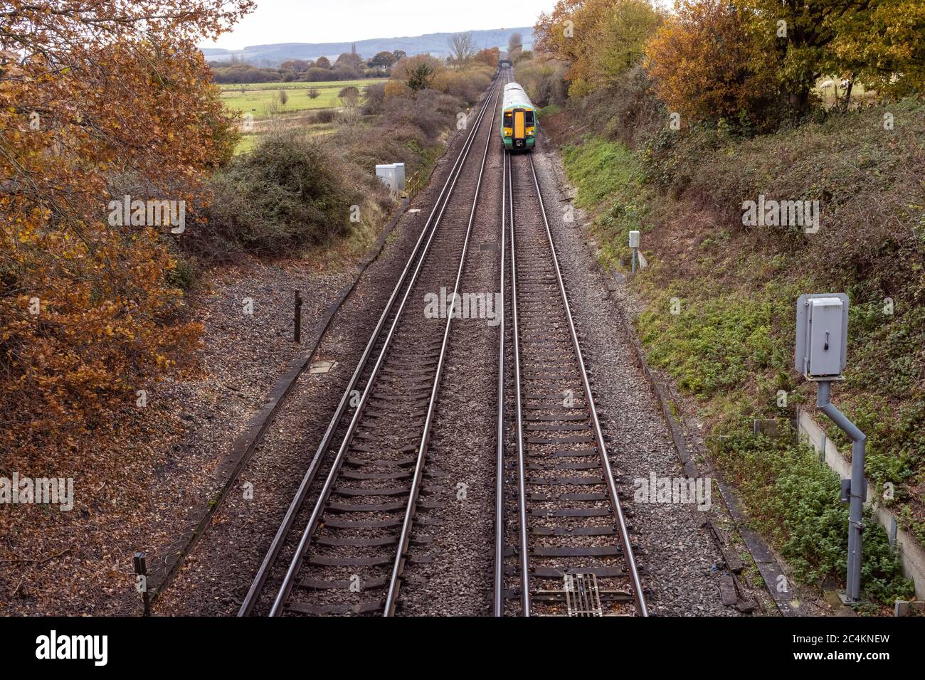 Treno su binari ferroviari che viaggiano lungo Foto Stock