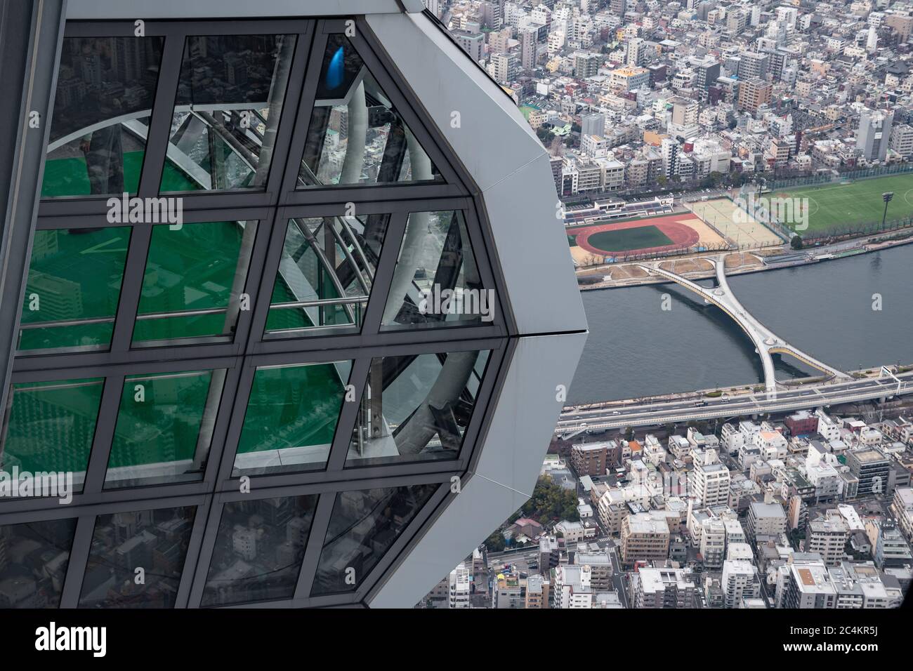 Paesaggio urbano dal 450° piano - la piattaforma di osservazione conosciuta anche come 'Galleria Tembo' della torre Skytree di Tokyo. Tokyo, Giappone. Foto Stock