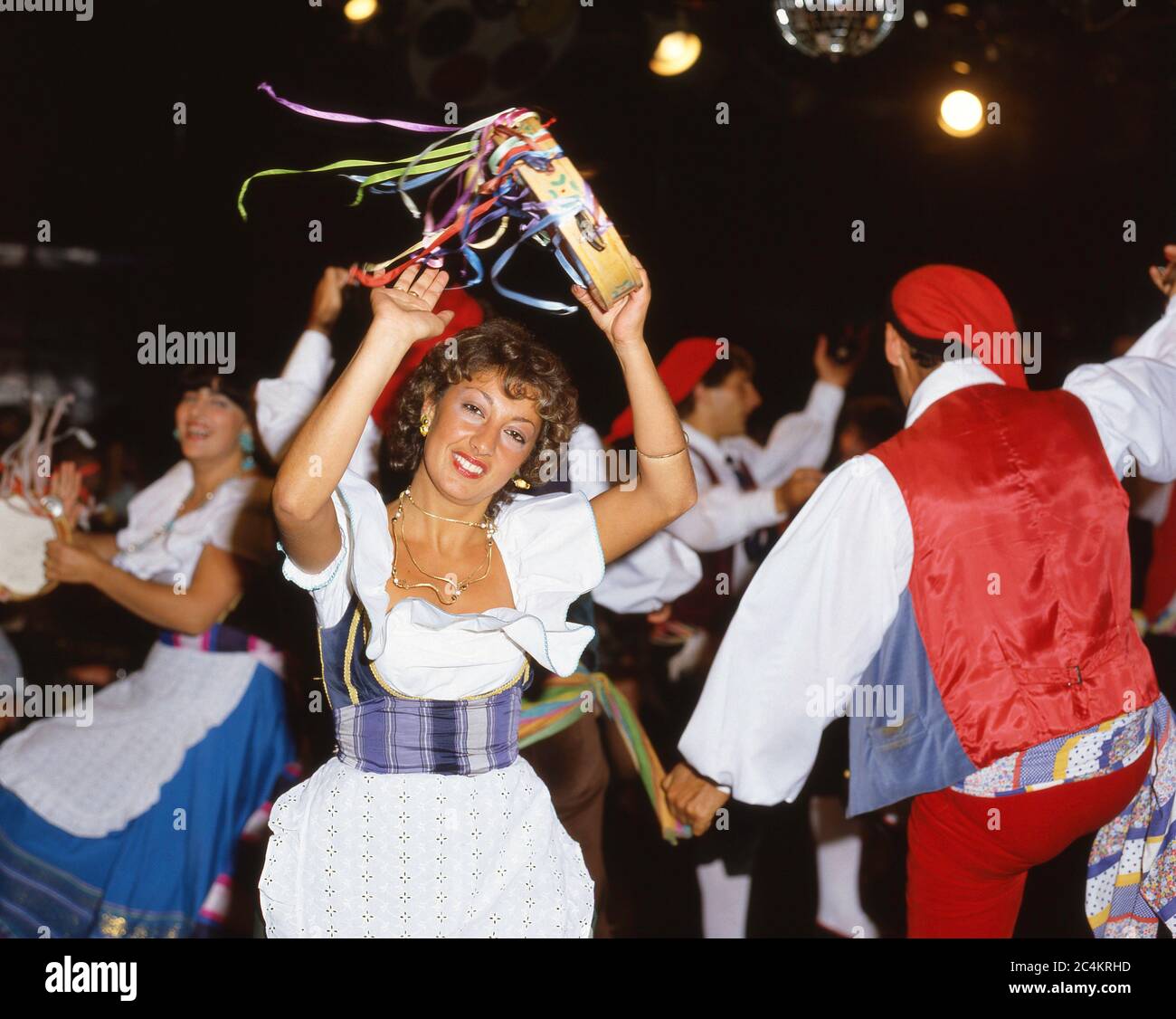 Giovane donna con ballerini napoletani, Sorrento, Campania, Italia Foto Stock