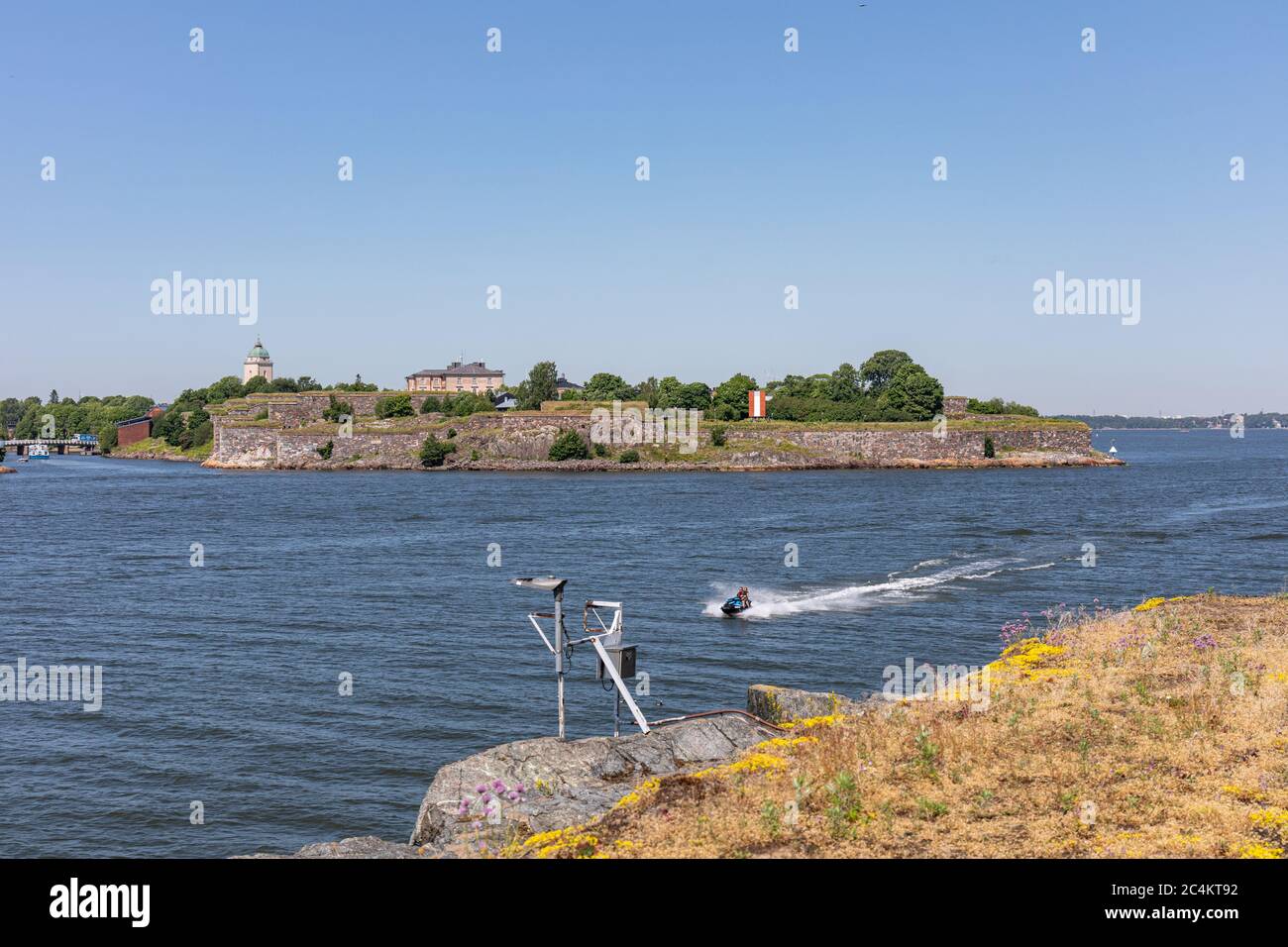 Fortezza sul mare di Suomenlinna - un sito patrimonio dell'umanità dell'UNESCO - vista dall'isola di Vallisaari, a circa 4 km a sud-est del centro della città di Helsinki, Finlandia Foto Stock