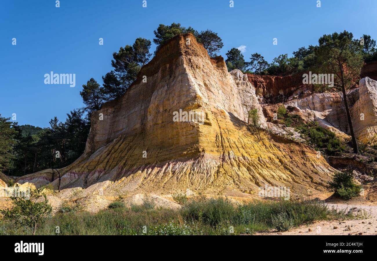Basso angolo di ripresa delle belle colline rosse del Colorado Provenza in Rustrel, Francia Foto Stock