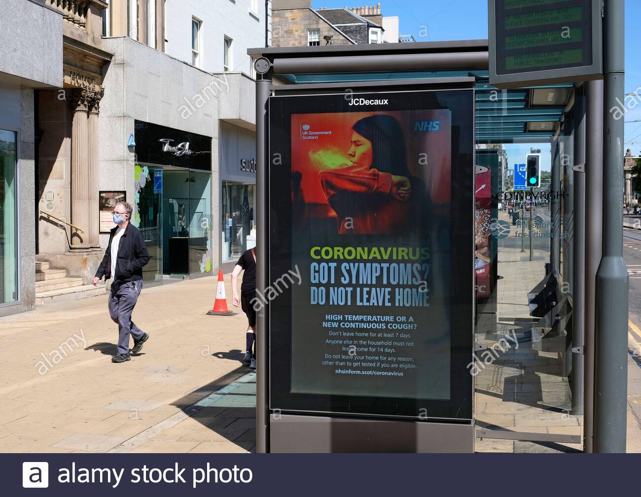 Poster informativo del governo su Coronavirus Covid-19 su un rifugio di autobus a Princes Street Edimburgo Foto Stock