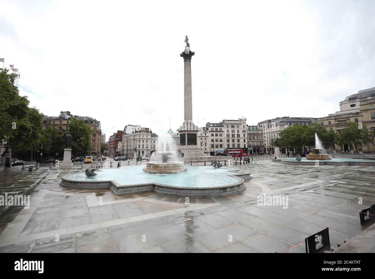 Londra, Regno Unito. 27 Giugno 2020. Trafalgar Square è molto tranquilla per un sabato a pranzo a giugno, probabilmente a causa della pandemia COVID-19, il che significa che le persone sono lontano. Credit: Paul Marriott/Alamy Live News Foto Stock