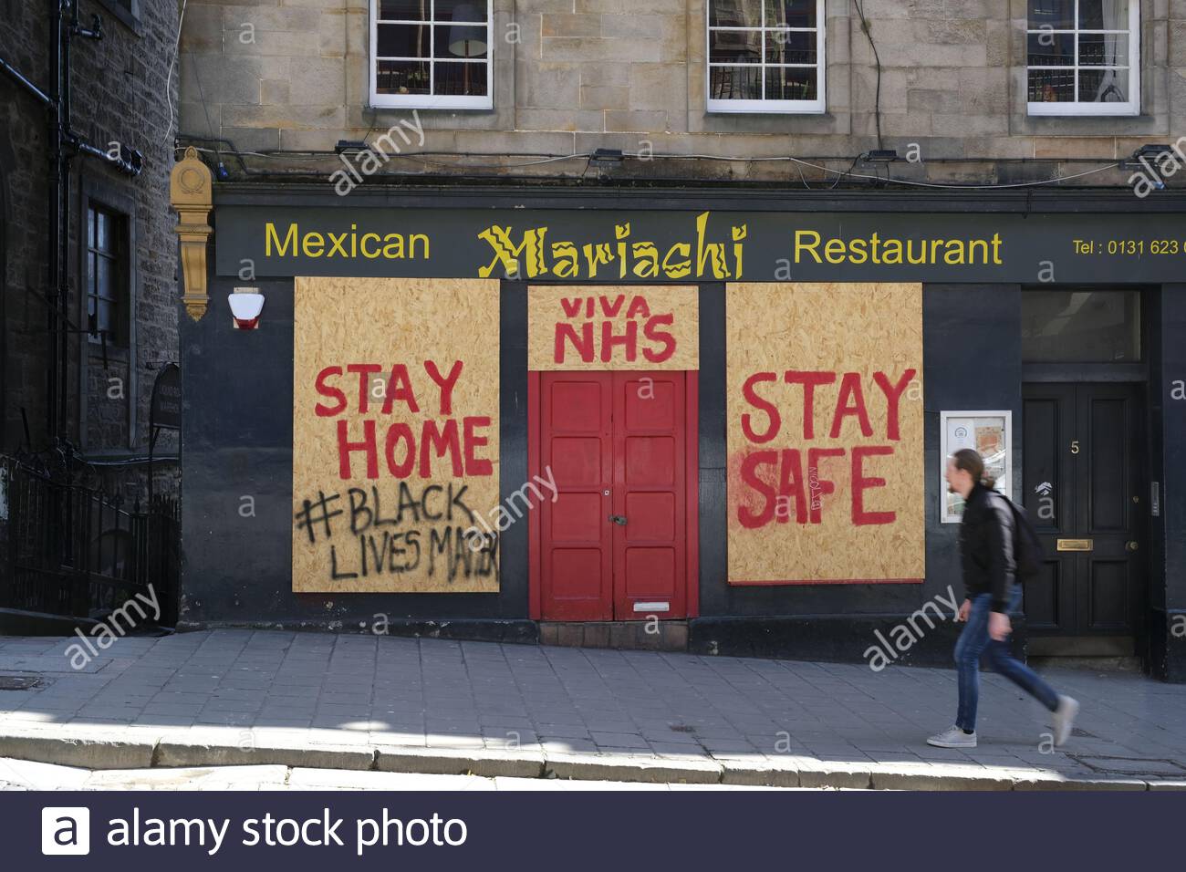 Ristorante messicano a Edimburgo con graffiti per i lavoratori chiave NHS e Black Lives Matter cause. Si è imbarcato per la pandemia di Coronavirus. Foto Stock