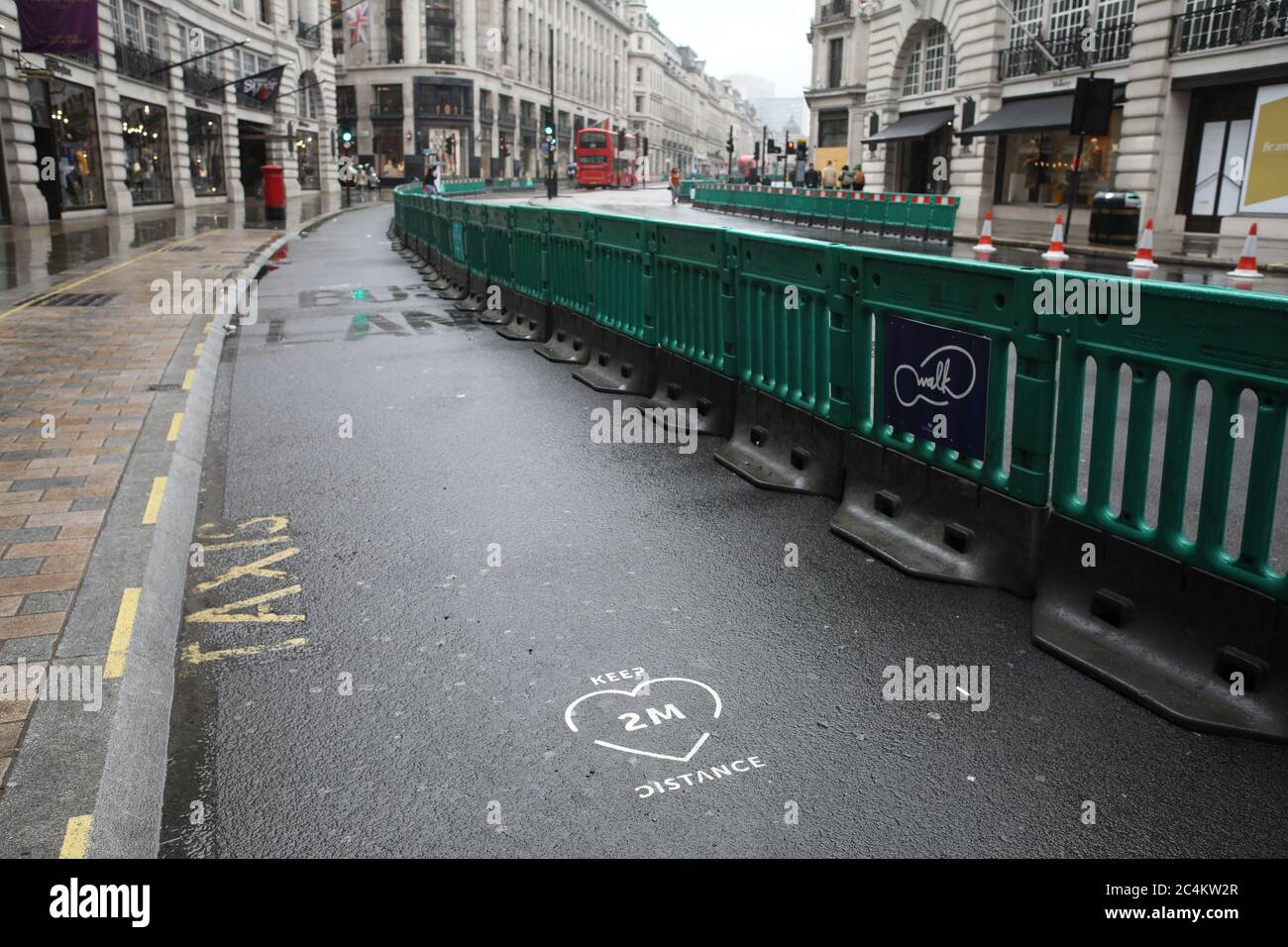 Londra, Regno Unito. 27 Giugno 2020. Un indicatore di distanza di 2 m è stato messo su una corsia di autobus che è stata rimossa per consentire l'allontanamento sociale, su Regent Street a Londra. Credit: Paul Marriott/Alamy Live News Foto Stock