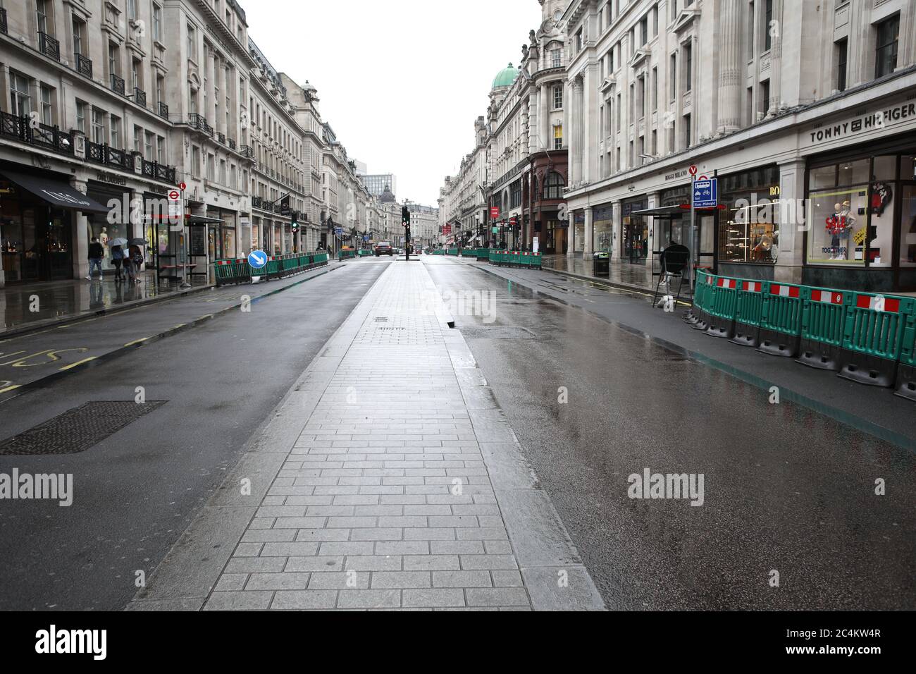 Londra, Regno Unito. 27 Giugno 2020. Nuove barriere sono state spostate in strada, per un ulteriore allontanamento sociale, su Regent Street a Londra. Credit: Paul Marriott/Alamy Live News Foto Stock