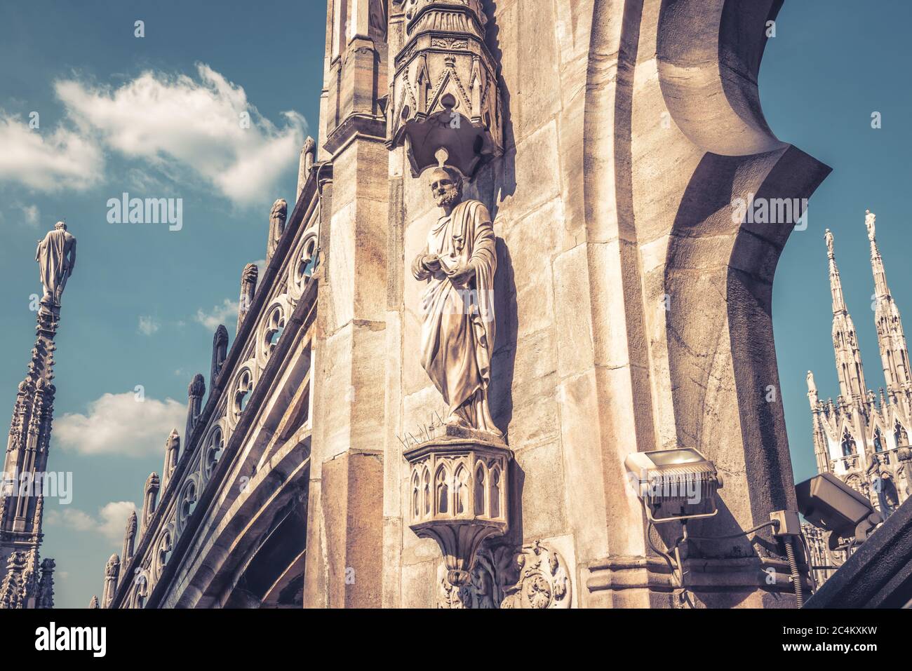 Primo piano sul tetto della Cattedrale di Milano, Italia, Europa. Il Duomo di Milano è il punto di riferimento principale della città di Milano. Decorazioni di lusso dettaglio dell'arco milanese Foto Stock