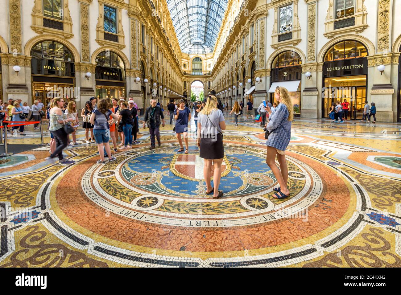 Milano - 16 maggio 2017: Persone all'interno della Galleria Vittorio Emanuele II di Milano. Questa galleria è il famoso centro commerciale antico e il punto di riferimento di Milano. Shopping An Foto Stock